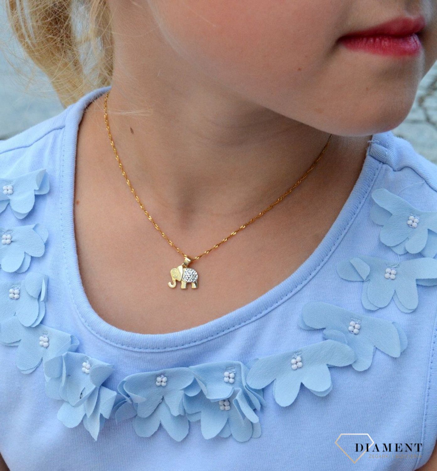 Złota zawieszka 333 słoń z białym złotem ZA 6873 333. Piękno zawarte w subtelnym detalu, w postaci zawieszki o kształcie słonia. Utrzymana w najnowszych trendach złota biżuteria inspirowana motywem amuletów, to oryginalny do.jpg